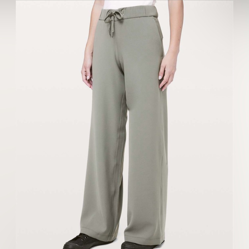 Lululemon On The Fly Pant Wide Leg Woven 31.5" Size 10 Grey Sage